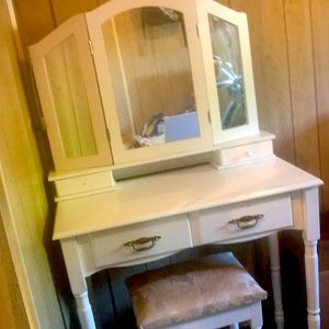 This is my white vanity and I want to sell it.
